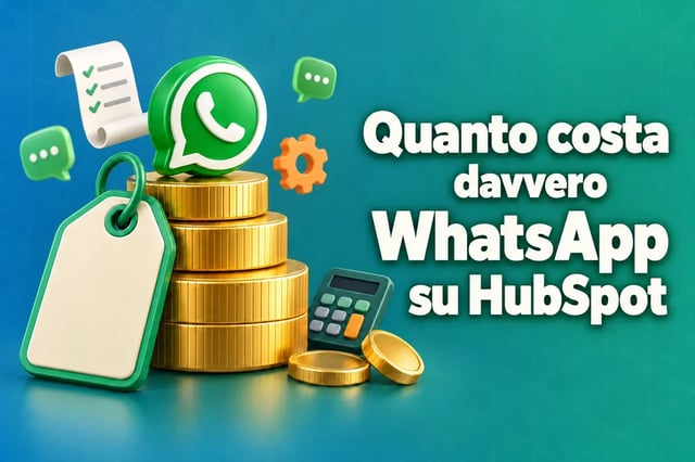 Costo di WhatsApp su HubSpot: un cartellino del prezzo appoggiato su una pila di monete d’oro sormontato da una bolla di chat verde, accanto al titolo “Quanto costa davvero WhatsApp su HubSpot”